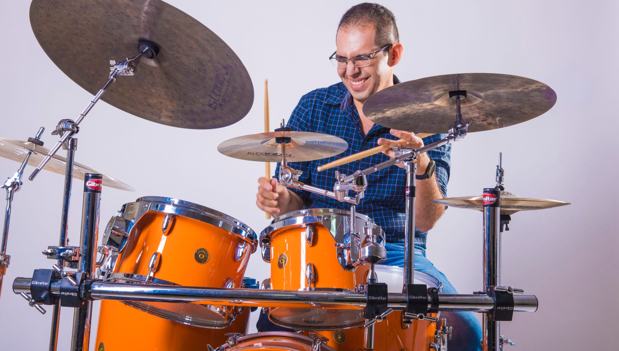 Carlos Bravo, baterista, en plena interpretación